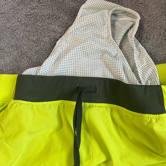 Womens Underarmour shorts - Picture 4 of 4